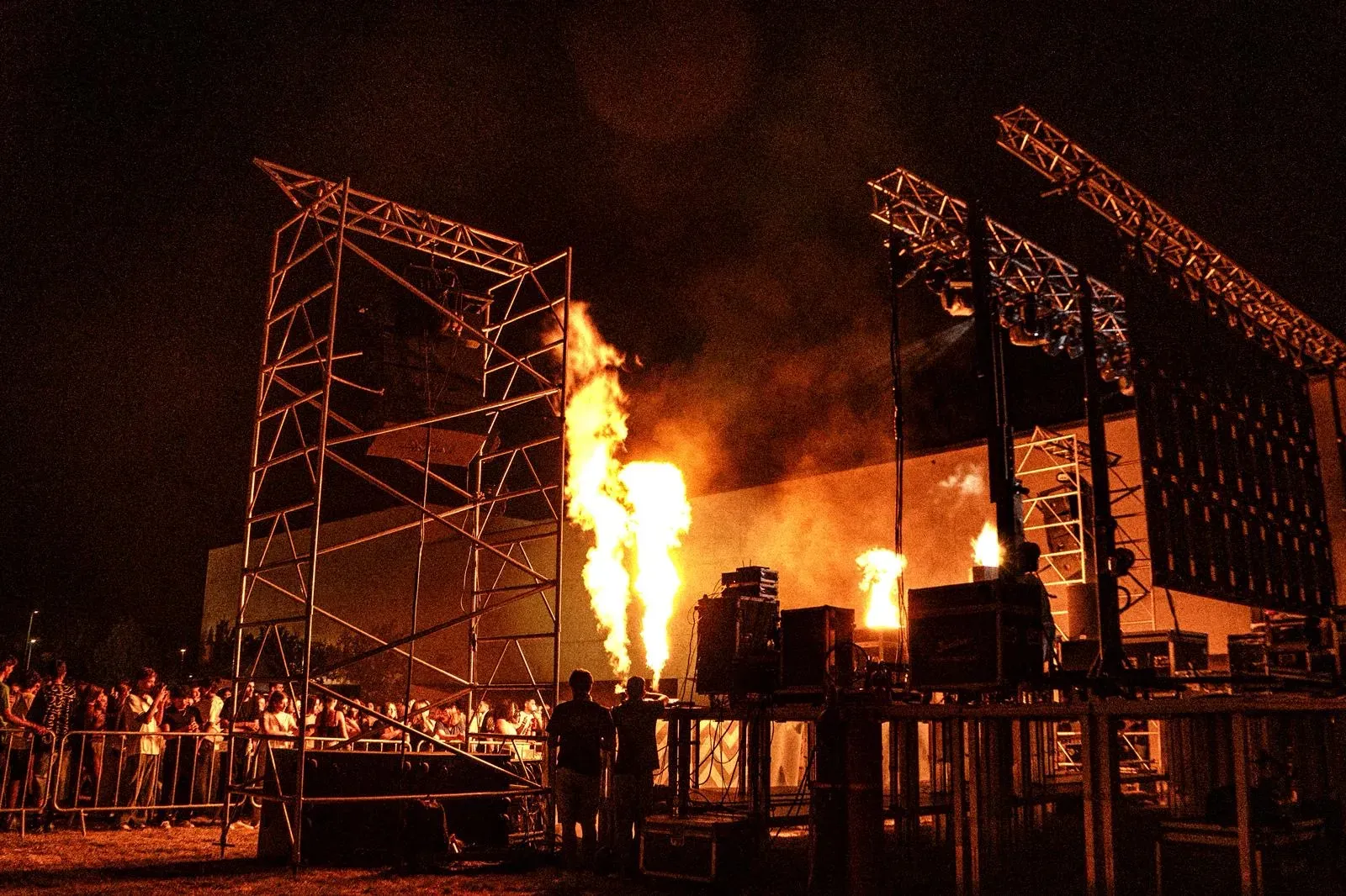 Palco inFest com chamas e público